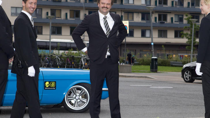 BL� BIL:: Slik gjorde Atle Antonsen entr�. Foto: STELLA PICTURES