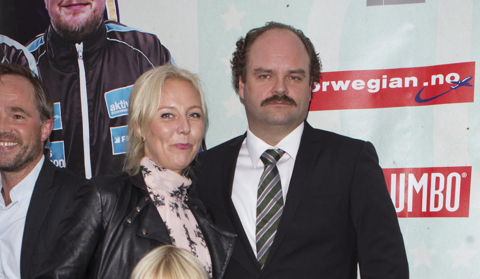 KUNSTL�PENTUSIAST: Linn Sk�ber sammen med Atle Antonsen p� �Kong Curling�-premiere. P� privaten er hun imidlertid mer glad i ski og kunstl�p. Foto: STELLA PICTURES