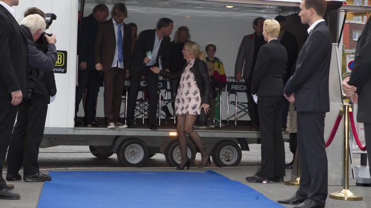 UT AV LASTEBILEN: Skuepillerne i Kong Curling lot limousinen hjemme. Foto: STELLA PICTURES