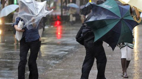 EVAKUERES:  Myndighetene vil evakurere 330 000 mennesker i Japan. Foto: ITSUO INOUYE / AP