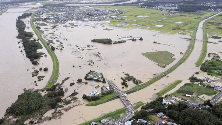 STORE �DELEGGELSER:  Stormen �Roke� har f�rt til flom og store �deleggelser i Japan. Foto: KYODO/REUTERS