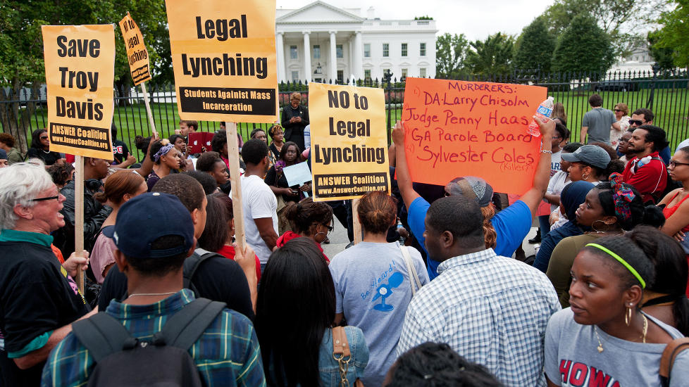 PROTESTERER:  Studenter ved Howard University demonstrerte utenfor Det hvite hus i dag. Foto: PAUL. J.RICHARDS / AFP Photo