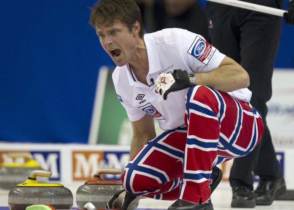 HELTIDSPROFF: Thomas Ulsrud vier seg fullt og helt til curlingen. Foto:  (AP Photo/The Canadian Press, Jonathan Hayward)