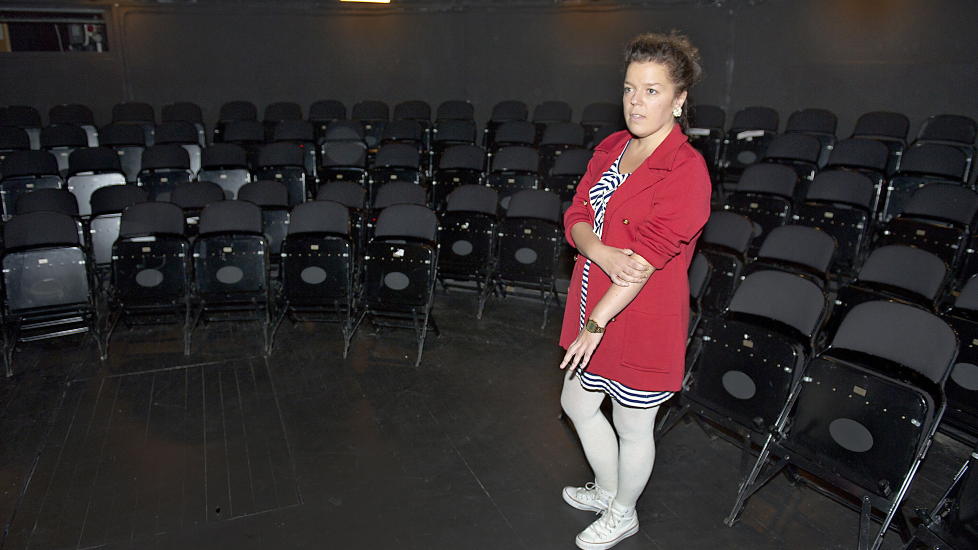 TEATERKLAR:  I kveld har komiker Else K�ss Furuseth premiere med teaterforestillingen �Kondolerer� p� Torshovteatret, som er en del av Nationaltheatret. Teksten har hun skrevet selv, og bygger p� hennes egne opplevelser med selvmord i familien. N� setter hun lys p� de som er igjen, og at det er viktig � leve videre. Foto: �istein Norum Monsen / DAGBLADET