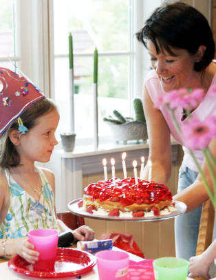 - Baker mor en kake med mye sukker skal hun n�rmest bli uglesett og utst�tt