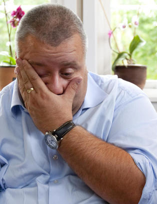 Hoksrud st�ttes av kona