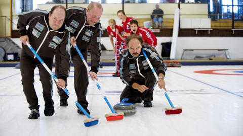 MESTERM�TE: Team Paulsen med Atle Antonsen, Steinar Sagen og Jan S�lid m�tte de norske EM-mesterne med skip Thomas Ulsrud i spissen. Det ble tidenes curling-oppgj�r. Foto: �istein Norum Monsen / DAGBLADET