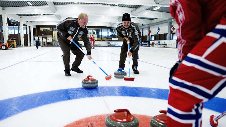 KJ�RTE FINSK: Team Paulsen skulle i utgangspunktet kj�re en s�kalt finsk stil og klinke unna alt som er. Her har de modifisert taktikken, i h�p om � ta en knepen seier. Foto: �istein Norum Monsen / DAGBLADET