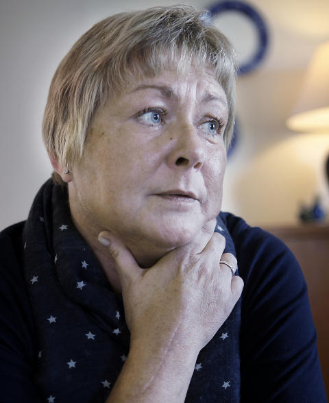 L�SNET IGJEN:  Mai Fossumstuen kan ikke bevege h�ndleddet. Komplikasjoner i h�ndleddet har gjort at hun n� trenger en ny operasjon. Aller helst �nsker hun � f� operert inn protese. Foto: ERLING H�GELAND / DAGBLADET