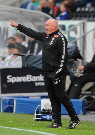 DRASTISKE VIRKEMIDLER: Sogndal-trener Harald Aabrekk tar til orde for at dommere m� slutte � d�mme for holding i feltet.Foto: Arve Johnsen/Digitalsport