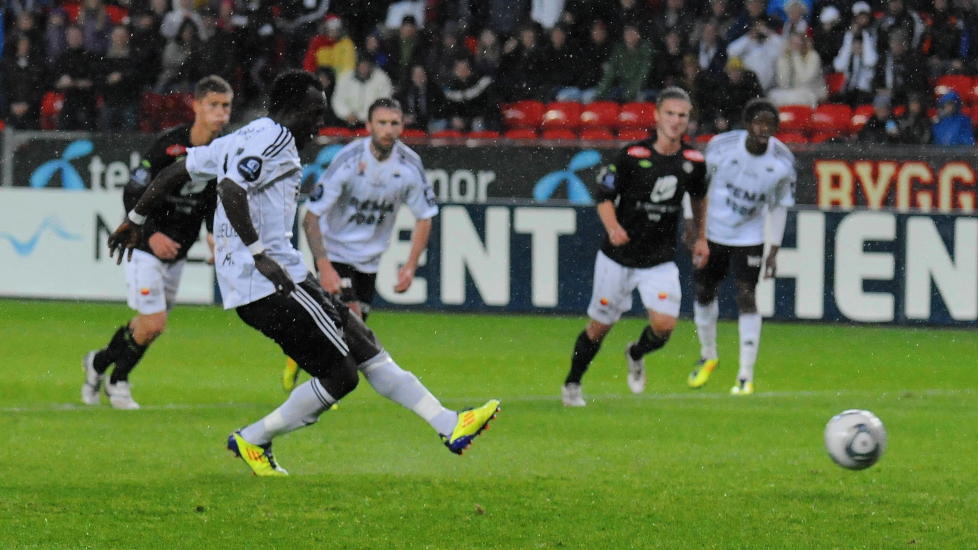 OMDISKUTERT: Rosenborg og Sogndal hadde vidt forskjellige oppfatninger av om hjemmelaget burde f�tt straffespark for holding i feltet.Foto: Arve Johnsen/Digitalsport