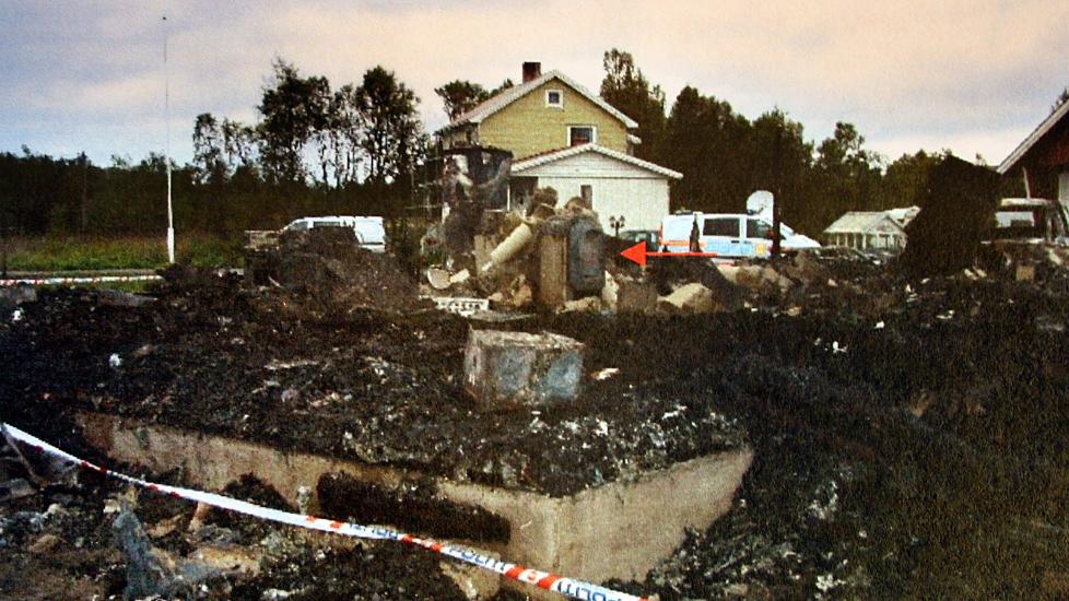 OVERTENT P� SEKUNDER:  Boligen i Senja ble overtent i l�pet av sekunder etter at en 31 �r gammel mann helte bensin utover gulvet og tente p�. Foto: Politiet