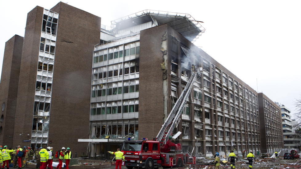 TERROR RAMMET NORGE: Eksplosjon i Regjerningskvartalet der en bombe gikk av i Oslo 22. juli fredag. Foto: BERIT ROALD/SCANPIX