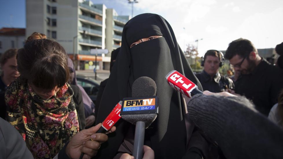 D�MT: 32 �r gamle Hind Ahmas og 36 �r gamle Najate Nait Ali m�tte m�te i retten i Meaux, 40 kilometer �st for Paris, etter at de i mai ble p�grepet utenfor r�dhuset. Her ser man Hind Ahmas som snakker med media etter at dommen falt. Foto: EPA/IAN LANGSDON/SCANPIX