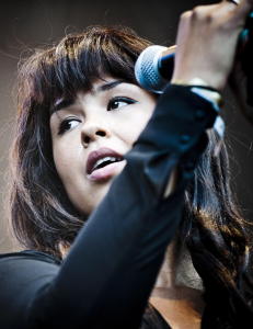 Maria Mena gir deg b�de varm klem og klam samtale