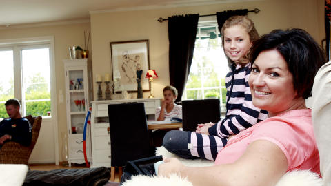 HJEMMEMAMMA: Trine Grung elsker � v�re mamma for Frida (10) og Kasper (12), som er i bakgrunnen med pappa Jostein Flo.