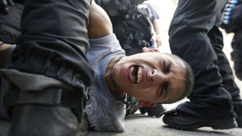 FRYKTER MER BR�K: Israelsk grensepoliti arresterte en steinkastende palestiner under sammenst�t i nabolaget Ras al-Amud i �st-Jerusalem i dag. Store politistyrker er n� mobiliser for � unng� br�k p� Vestbredden og i �st-Jerusalem. Foto: Ahmad Gharalbli/Afp/Scanpix