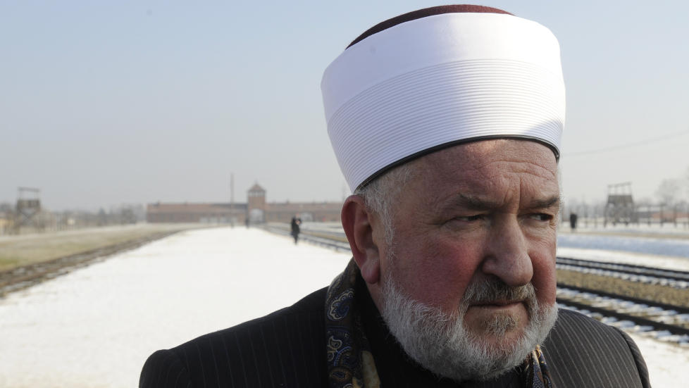 Glidande grenser: Stormuftien av Bosnia-Hercegovina Mustafa Ceric under ei vitjing i Auschwitz-Birkenau. �Sj�lv om det er forskjell p� hatefull tale og kaldblodig valdsut�ving, er dei ideologiske grensene glidande mellom folkelege fiendebilete og terroristane sin tenkem�te�, skriv kronikkforfattaren. Foto: Alik Keplicz/AP/Scanpix