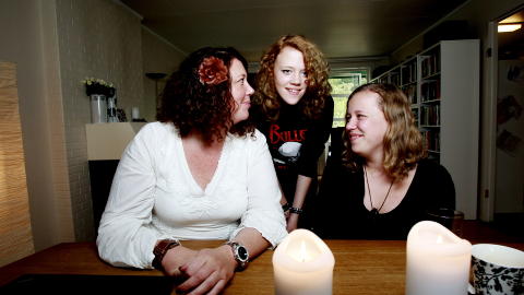 Mobbebok: Hun fikk et ras av henvendelser etter mobbeboka, her med d�trene Josefine og Henriette. Foto: Kristin Svorte.