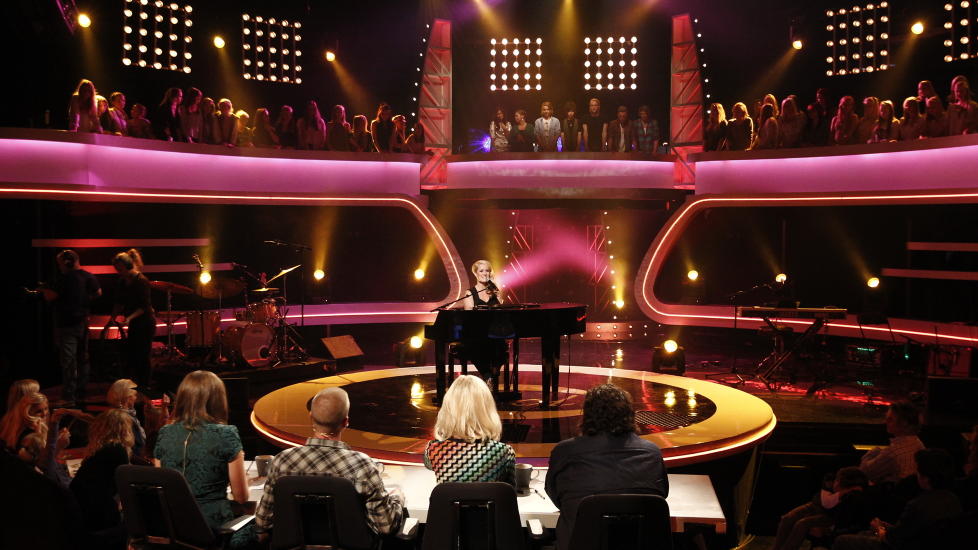 MARIA OG PIANOET: Maria Mohn satt bak pianoet sitt og fremf�rte �What a feeling�. Hun fortalte Dagbladet tidligere p� dagen at musikkprodusentene i programmet synes det var fint med bare piano. Dermed fikk bandet en pause da Mohn sang. Foto: Stella Pictures