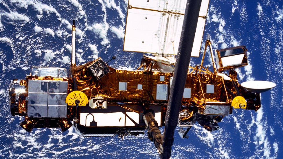 INNE I JORDENS ATOMSF�RE: Mesteparten av UARS-satellitten brant trolig opp da den kom inn i jordens atomsf�re, men det var ventet at noe av det likevel ville treffe jorda. Foto: Reuters/NASA/Scanpix