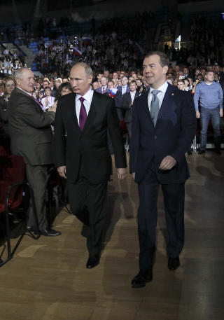 MAKTMENN: Russlands president Dmitrij Medvedev foresl�r Vladimir Putin som presidentkandidat i 2012. De to styrer landet med jernh�nd, og det ventes allerede n� at Putin blir valgt til neste �r. Foto: Reuters/Yekaterina Shtukina/RIA Novosti/Scanpix