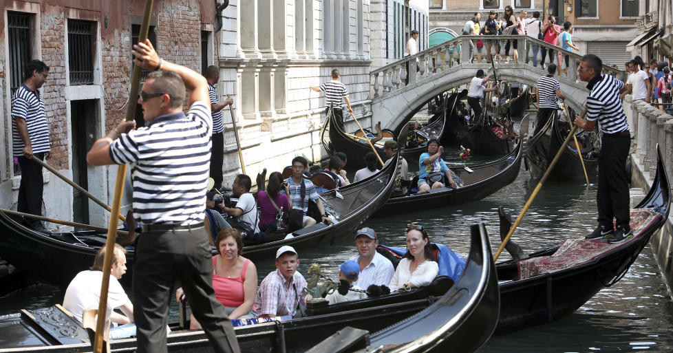 POPUL�RT TURISTM�L: Opptil 130 000 mennesker bes�ker den italienske byen Venezia hver dag. Dette skaper store problemer for lokalbefolkningen. N� �nsker byens innbyggere at politikere setter en begrensning p� antall bes�kende for � gj�re det hele mer levelig. Foto: REUTERS/SCANPIX