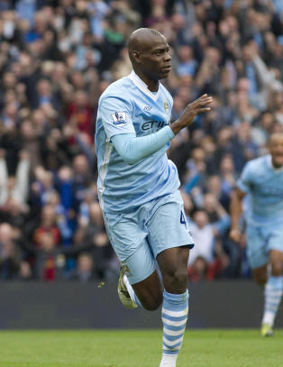 Balotelli scoret og feiret ved � klemme Mancini