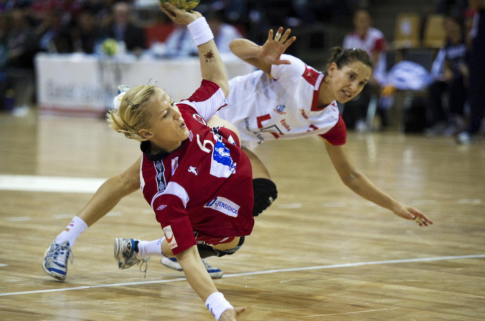 TIL FINALE: Norges Heidi L�ke (n�rmest) i duell med Barno San Martin.
Foto: Bo Amstrup / Scanpix