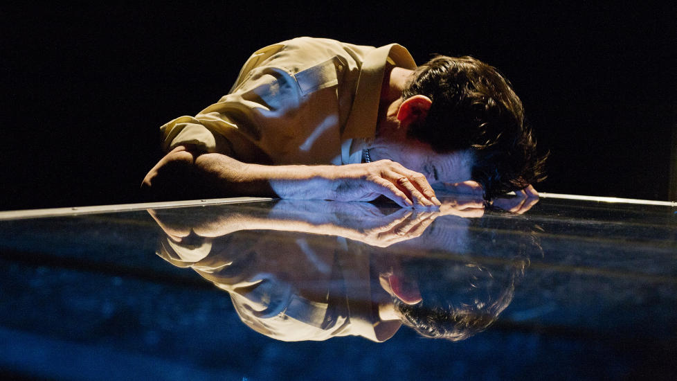 ENESTE MANN P� DEKK: Helge Jordal er intens og n�r i enmannsforestillingen F�rstereis, som gj�r god bruk av teatrets grunnleggende teknikker. Foto: Magnus Skrede/Den Nationale Scene.
