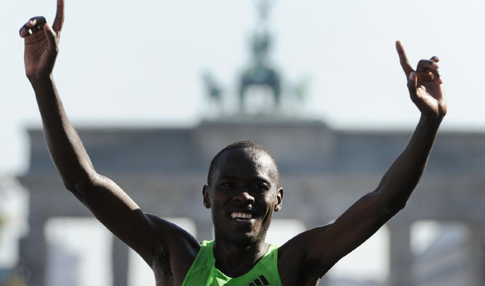 VERDENSREKORD: Patrick Makau fra Kenya satte verdensrekord da han vant Berlin maraton p� den uoffisielle tiden 2.03.38 s�ndag. Foto: AFP PHOTO / ODD ANDERSEN