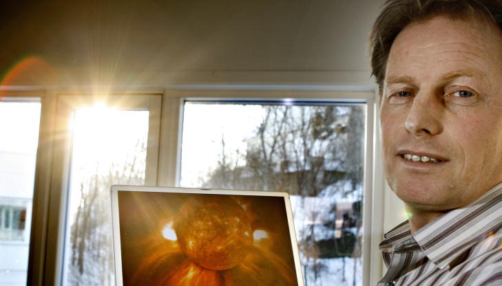 -UVANLIG: Seniorforsker Pål brekke ved Norsk Romsenter mener det er uvanlig at sola er så rolig som den er nå. Sola befinner seg nå på det stedet i sin syklys hvor den vanligvis er aller mest aktiv.
Foto: OLE C. H. THOMASSEN/Dagbladet -UVANLIG: Seniorforsker Pål brekke ved Norsk Romsenter mener det er uvanlig at sola er så rolig som den er nå. Sola befinner seg nå på det stedet i sin syklys hvor den vanligvis er aller mest aktiv.
Foto: OLE C. H. THOMASSEN/Dagbladet