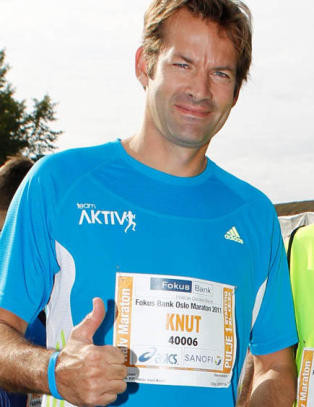 Jon Almaas l�per rundt i Oslo i kort-korte shorts