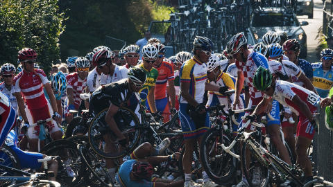 MASSEVELT: Thor Hushovd ble hindret av denne massevelten. Foto: AFP Photo / Jonathan Nackstrand / Scanpix