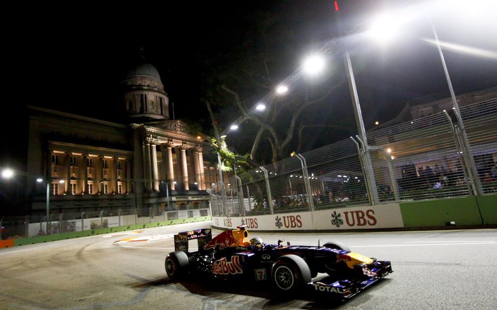 SNART VERDENSMESTER: Sebastian Vettel kan snart kalle seg verdensmester etter atter en seier, denne gangen i Singapore, men Jenson Buttons annenplass, betyr at tyskeren fortsatt kan tas igjen i teorien.Foto: SCANPIXEPA/DIEGO AZUBEL