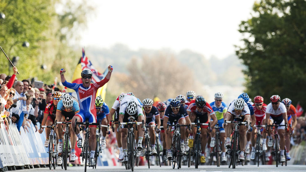VERDENSMESTER: Mark Cavendish ble den f�rste britiske verdensmesteren i landeveissykling siden Tom Simpson i 1965. Etterp� hyllet han lagkameratene for jobben de hadde gjort for ham. Foto: AFP Photo / Jonathan Nackstrand / Scanpix