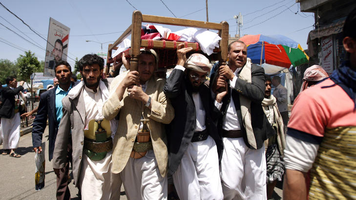BAR DE D�DE:  Frustrerte demonstranter bar sine d�de p� senger etter at regimestyrker �pnet ild mot dem. Foto: MOHAMMED HUWAIS / AFP PHOTO