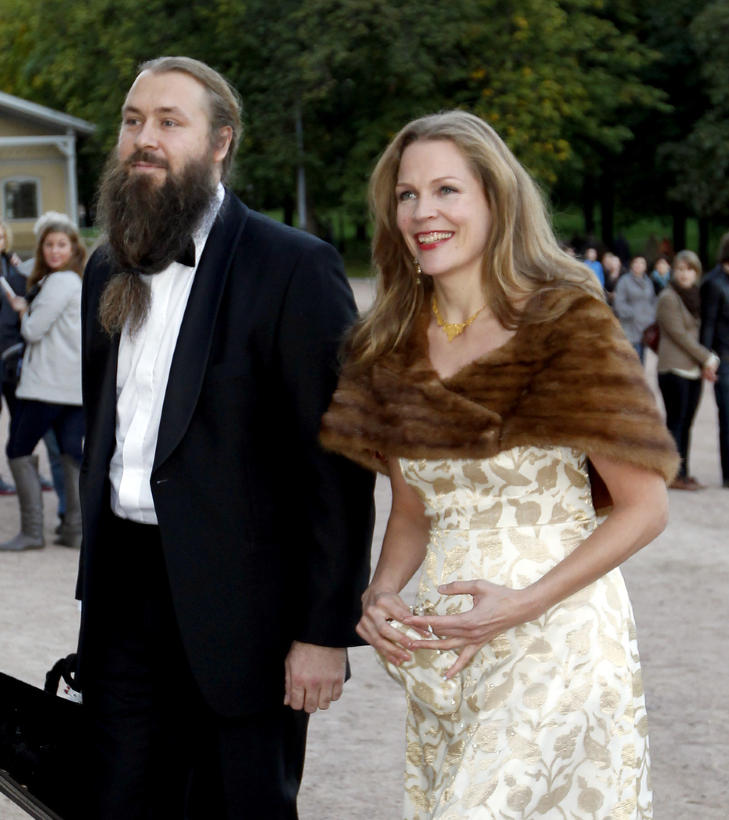 GLADE:  �sne Seierstad og Trygve Seim p� vei inn til feiringen. Foto: Erlend Aas / Scanpix