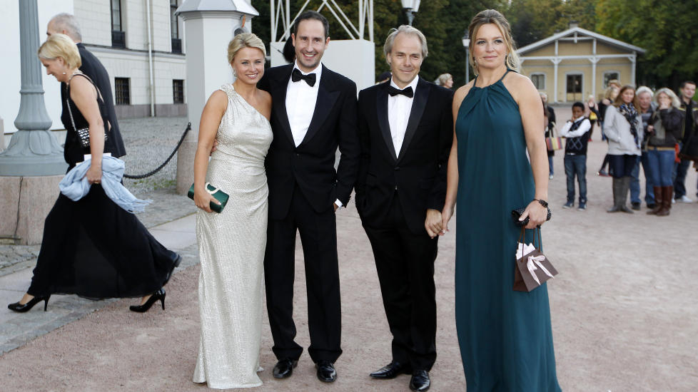 PYNTET:  F.v. S�lvi Haugland, Harald R�nneberg, Harald Zwart og  Veslem�y Zwart poserte p� vei inn 40-�rs feiringen av prinsesse M�rtha Louise. Foto: Erlend Aas / Scanpix