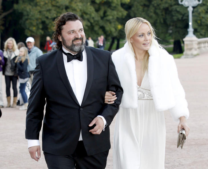 FESTKLARE:  Hans Erik Dyvik Husby og Gro Skaustein kom arm i arm til Slottet l�rdag kveld. Foto: Erlend Aas / Scanpix