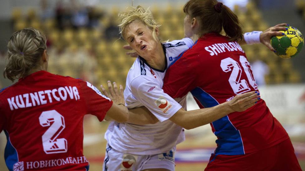 M�TTE VEGGEN: Stine Bredal Oftedal og Norge hadde seieren mot Russland halvveis ned i lomma, men endte med � tape de siste sju minuttene 1-7, og dermed vant russerne World Cup i �rhus.Foto: Bo Amstrup / Scanpix