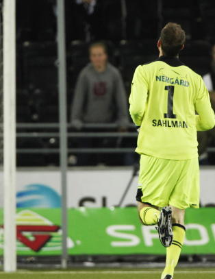 Her har Samuelsen headet ballen i m�l fra egen banehalvdel