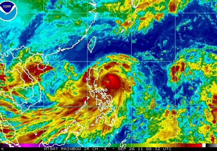 SYKLONFRYKT: Den tropiske syklonen Nesat treffer �stkysten av Filippinene tirsdag morgen, lokal tid. Satellittbilde: NOAA