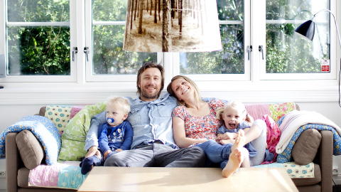 Traumatisk m�bel: Ulrik satt til venstre,  jeg til h�yre,  i denne sofaen da han dumpa meg for 11 �r siden. N� er det en gang s� lekre designm�belet fylt med unger, flekker, lappetepper og familiekaos. Og kj�rlighet!