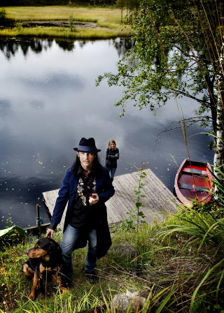 Rockeren fra skogen: Karate Kid ble seinere Hare Krishna-munk. Jostein har ogs� jobbet med grapefruktekstrakt og bor i ei hytte i skogen med bikkja Grieg.
Foto: Agnete Brun / Dagbladet