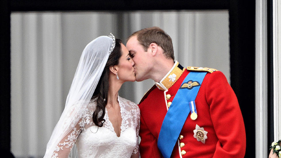EVENTYRBRYLLUP: Med hjelp fra dronningen fikk Kate og William selv p�virke gjestelisten til sin store dag. Foto: Leon Neal/AFP Photo/Scanpix