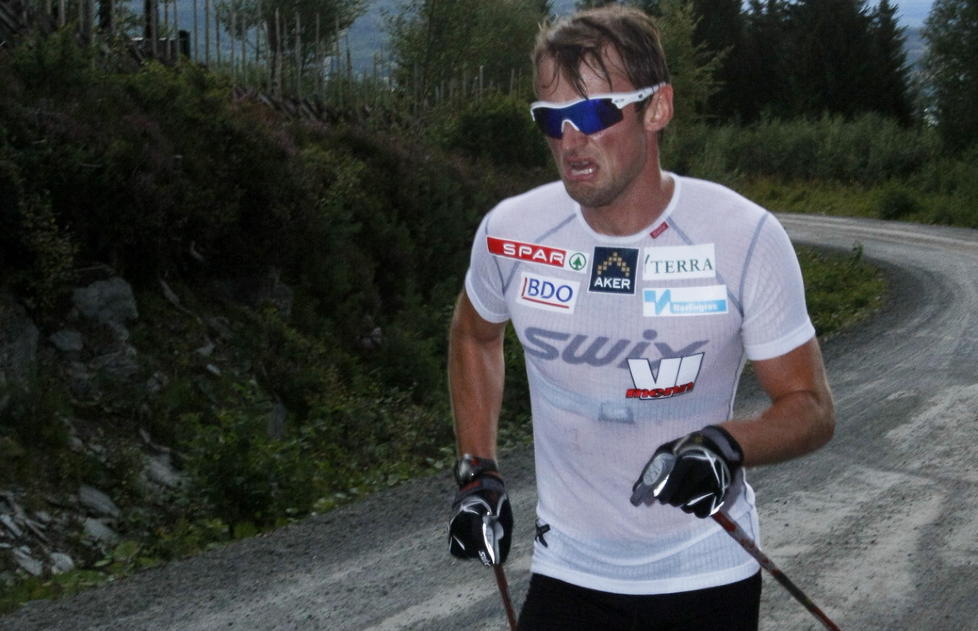 TRENTE SEG I SENK: Petter Northug fikk seg en knekk f�r jul, grunnet for store treningsdoser. Den feilen har han ingen planer om � gjenta denne sesongen - selv om det fortsatt kan g� hardt for seg p� trenings�ktene, slik bildet viser.  Foto: Tormod Brenna / Dagbladet