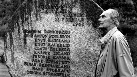 TILBAKE: Joachim R�nneberg ved minnesteinen p� Vemork i 2001. Foto: Tor Fuglevik/Aschehoug