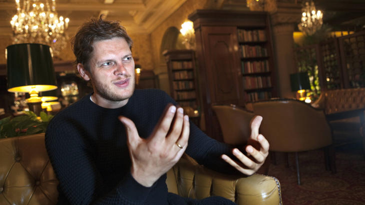 FORFATTERBOK: Hans Olav Brenner har intervjuet kremen av norske forfattere om skriveyrket, i boka �Om � skrive�. Her i sofaen i Bibliotekbaren p� Bristol, der flere av intervjuene har funnet sted. Foto: ANDERS GR�NNEBERG