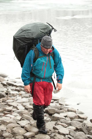 MANGE KILO: Med en kroppsvekt p� 110-115 kilo, ryggsekk p� mellom 35 og 50 kilo, i tillegg til at han m�tte b�re en ti kilo tung kasse, ble tungt for 44-�ringen. Foto: Matti Bernitz/TV Norge